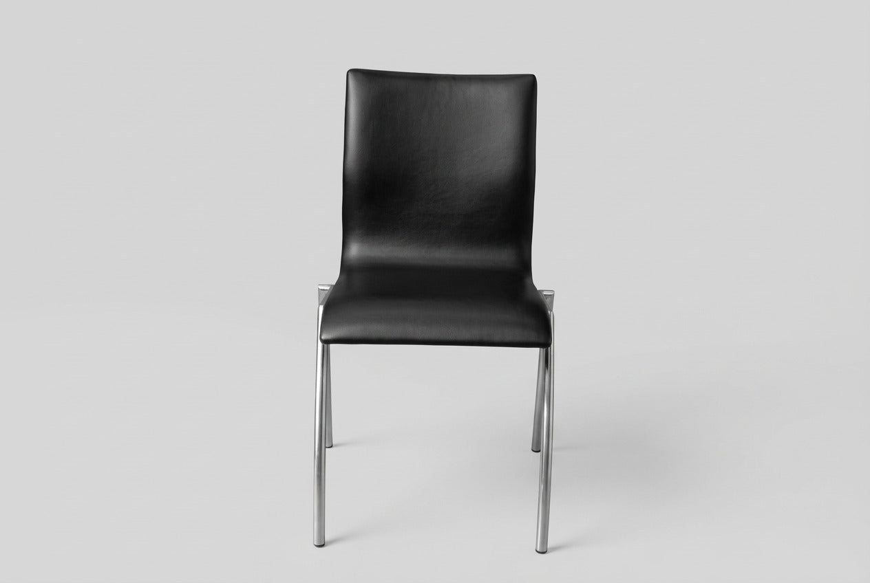 Zeta konferencestol i sort læder med metalben, elegant mødestol til kontor og konferencerum set forfra.