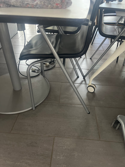 Stort hvidt konferencebord med kabelgennemføring og strømudtag – 250 x 120