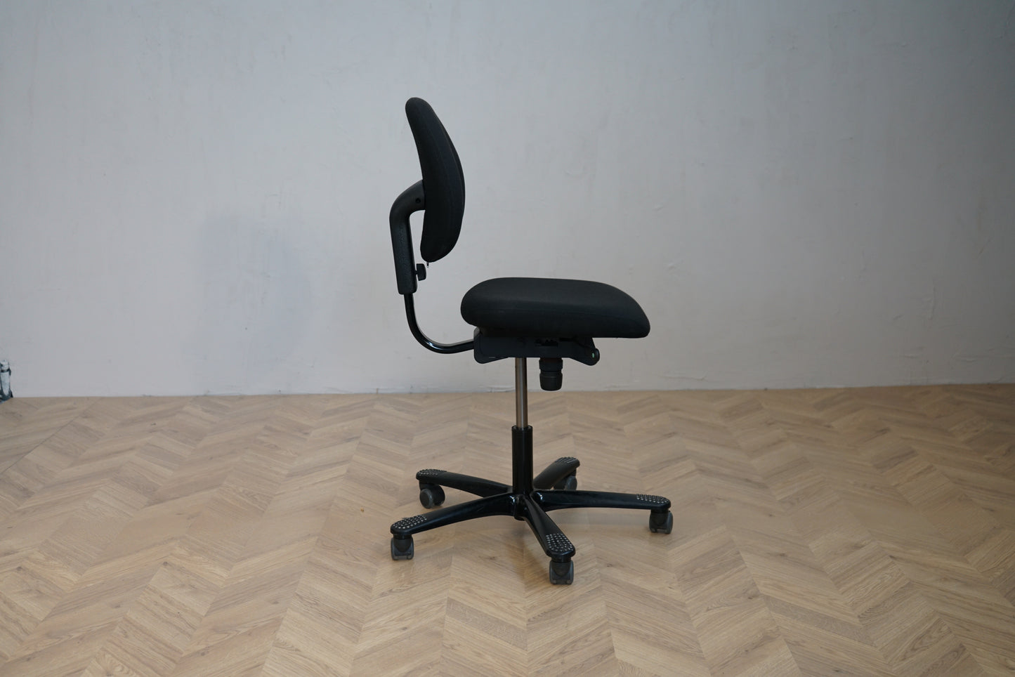 HÅG H04 Credo kontorstol i sort stof – ergonomisk kontorstol