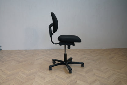 HÅG H04 Credo kontorstol i sort stof – ergonomisk kontorstol