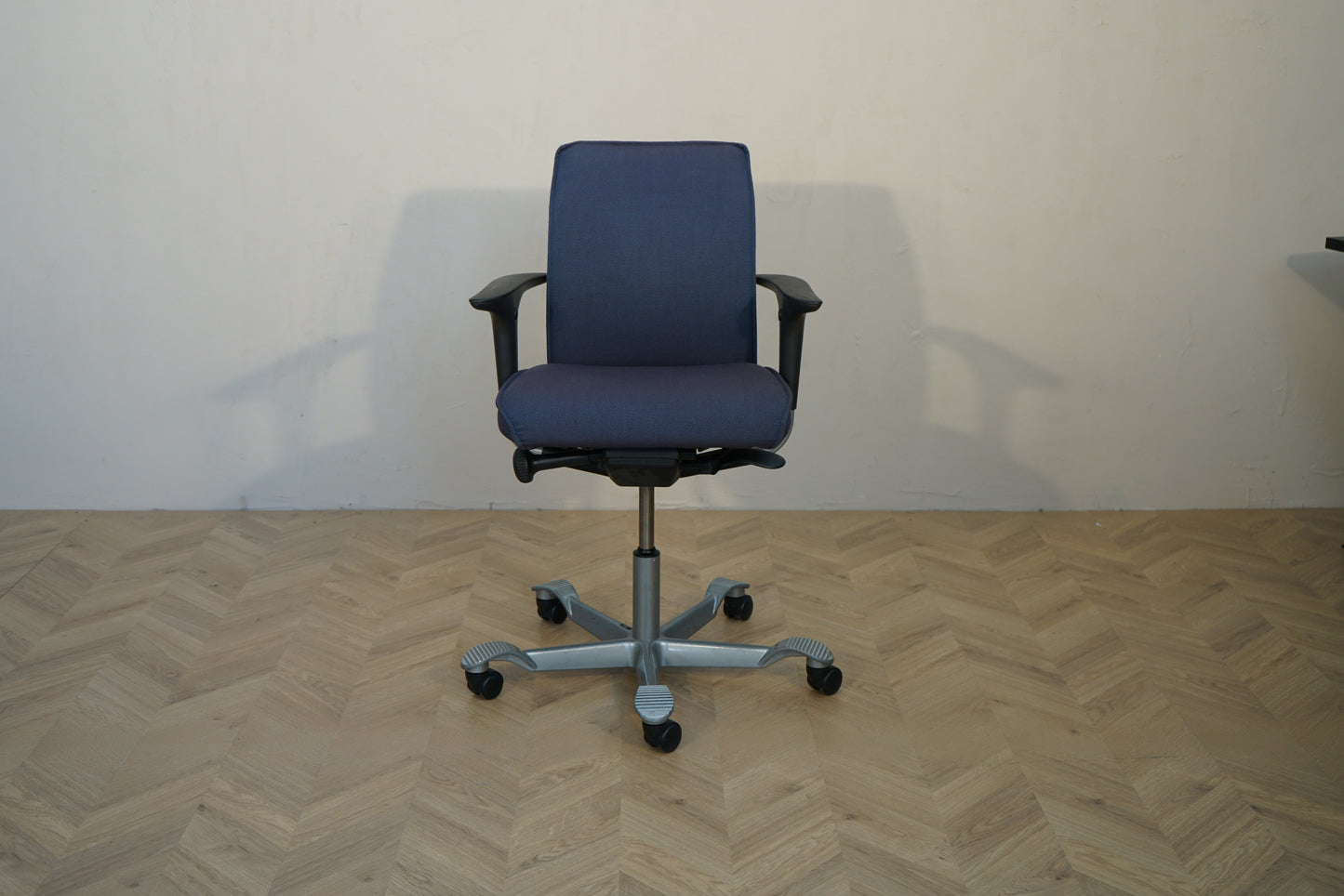 HÅG Creed Kontorstol i Mørkeblå | Ergonomisk Kontorstol med Armlæn