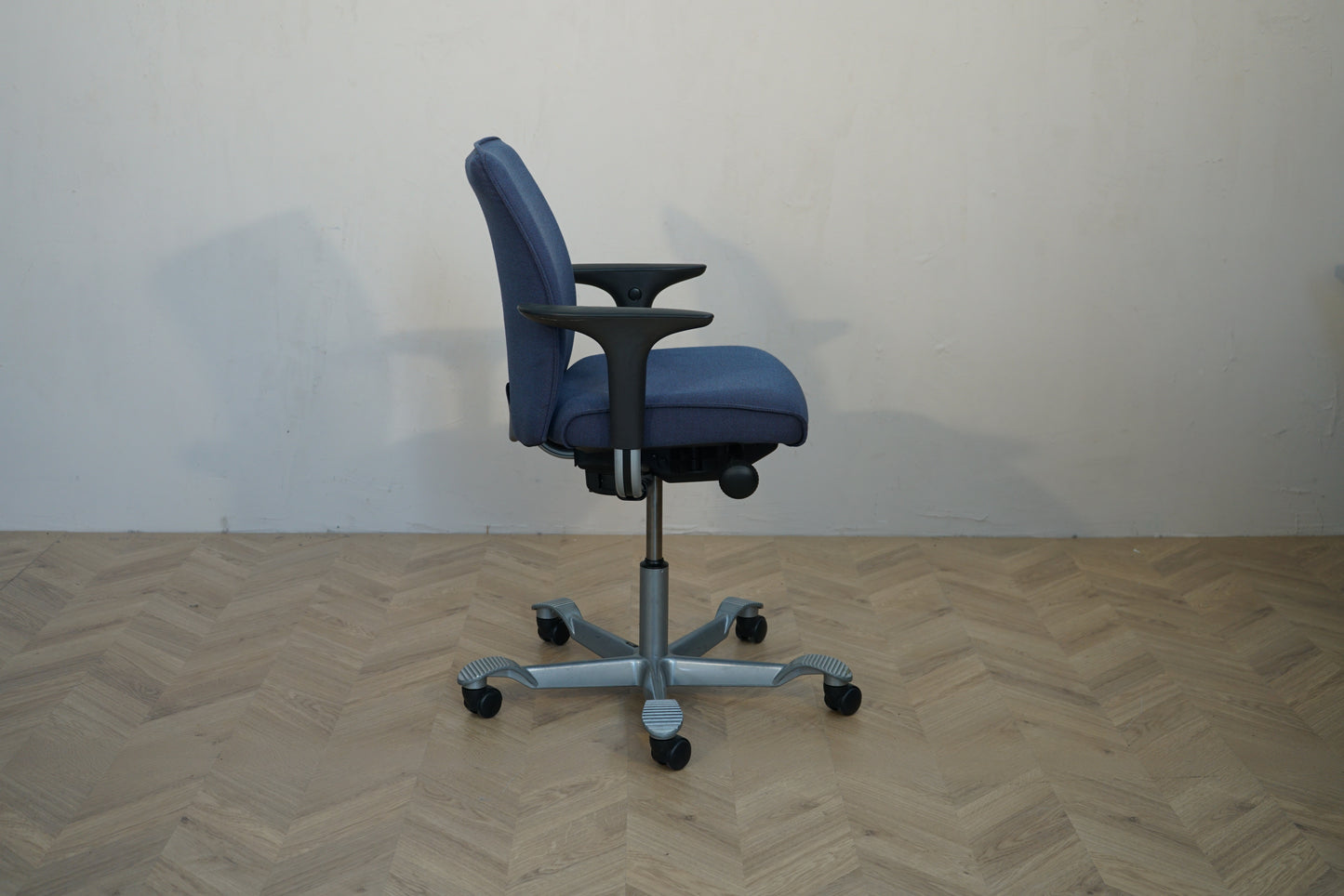 HÅG Creed Kontorstol i Mørkeblå | Ergonomisk Kontorstol med Armlæn