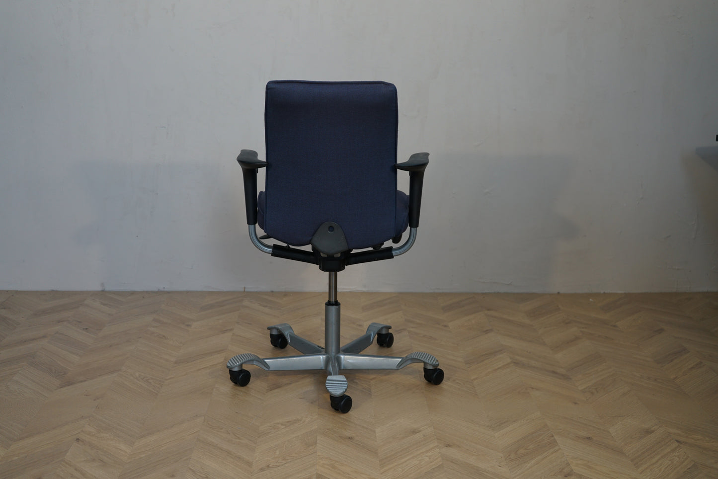 HÅG Creed Kontorstol i Mørkeblå | Ergonomisk Kontorstol med Armlæn
