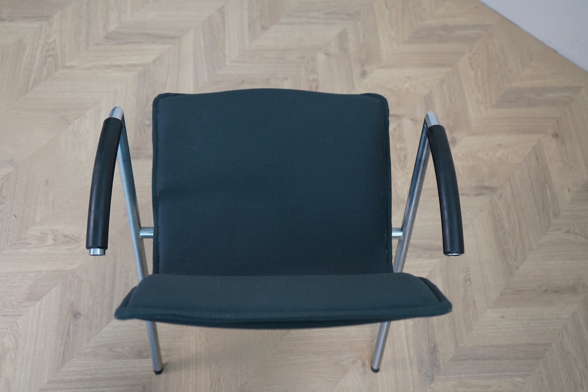 Ovenfra billede af Four Design G2 stabelbar konferencestol i mørkegrå med gråt stel