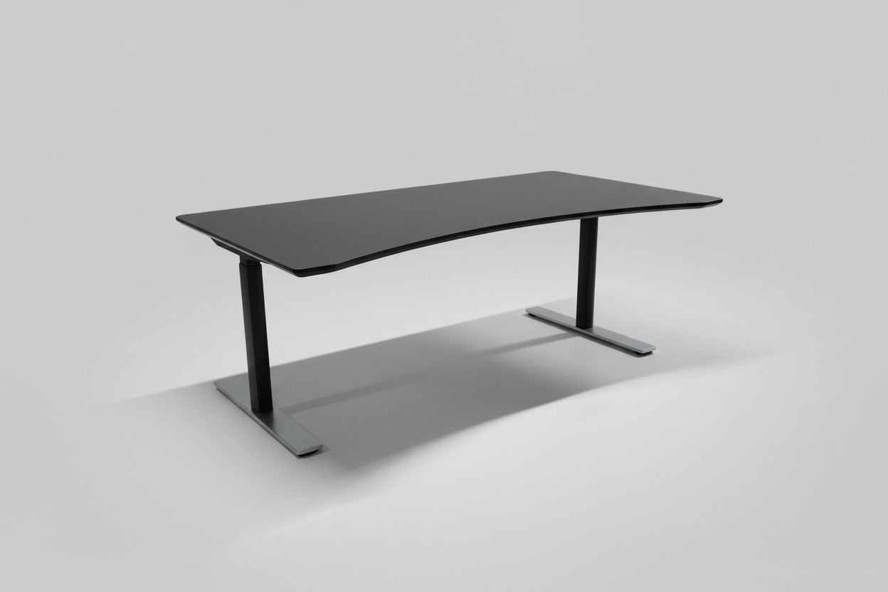 GUBI Hæve-Sænkebord 180×100 – Sort Linoleum med Mavebue