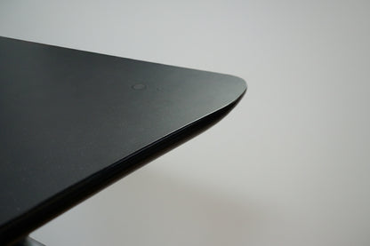 GUBI Hæve-Sænkebord 180×100 – Sort Linoleum med Mavebue