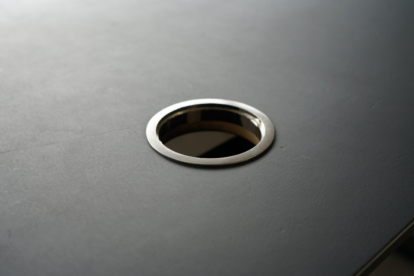 LINAK hæve-sænkebord 180×80 – Sort linoleum