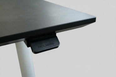 Holmris B8 hæve-sænkebord 140x80 – Sort linoleum med kabelbakke