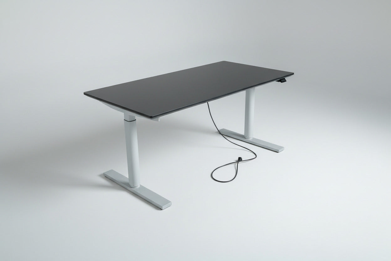 Holmris B8 hæve-sænkebord 140x80 – Sort linoleum med kabelbakke