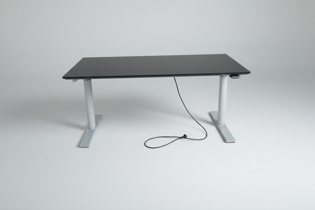 Holmris B8 hæve-sænkebord 140x80 – Sort linoleum med kabelbakke