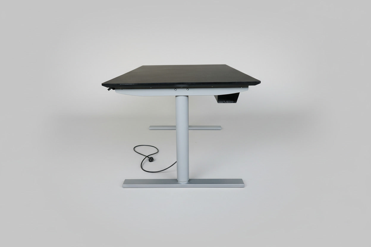 Holmris B8 hæve-sænkebord 140x80 – Sort linoleum med kabelbakke