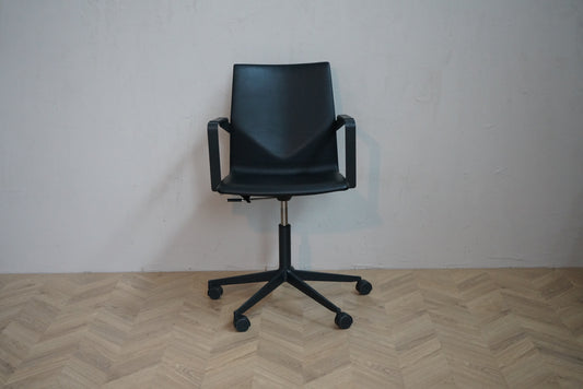 Four Design FourCast 2 Wheeler kontorstol i sort læder – med armlæn