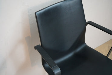 Four Design FourCast 2 Wheeler kontorstol i sort læder – med armlæn