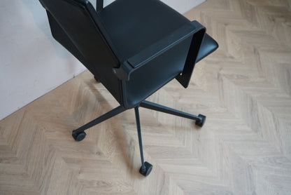 Four Design FourCast 2 Wheeler kontorstol i sort læder – med armlæn