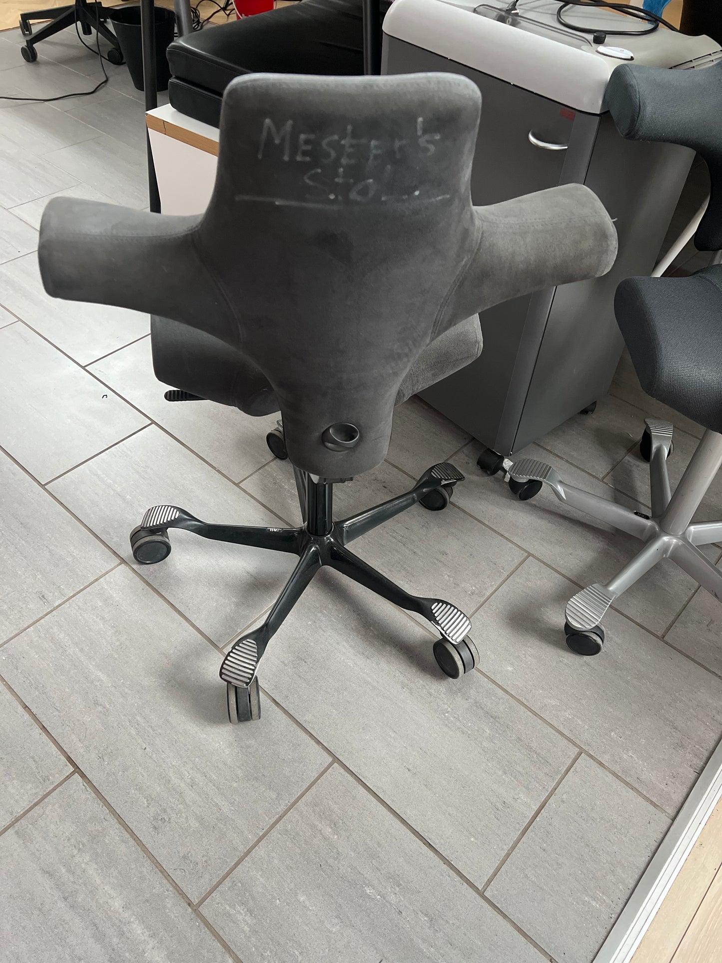 HÅG Capisco 8106 Kontorstol – Mørkegrå