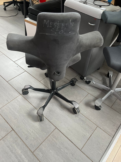 HÅG Capisco 8106 Kontorstol – Mørkegrå