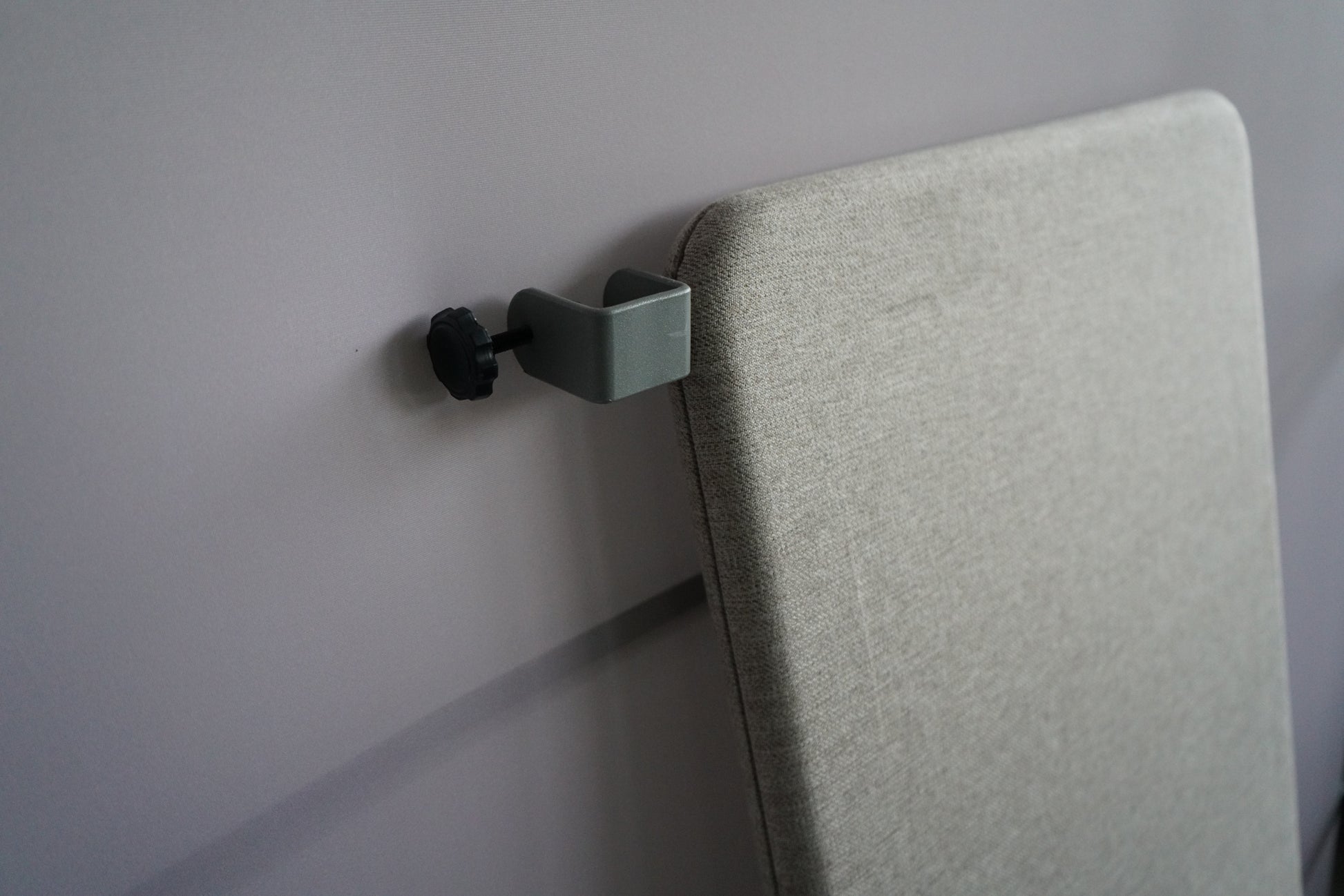 Close-up af creamfarvet Abstracta bordskærm med tekstil og kantdetalje