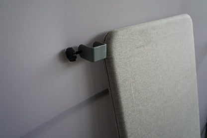 Close-up af creamfarvet Abstracta bordskærm med tekstil og kantdetalje