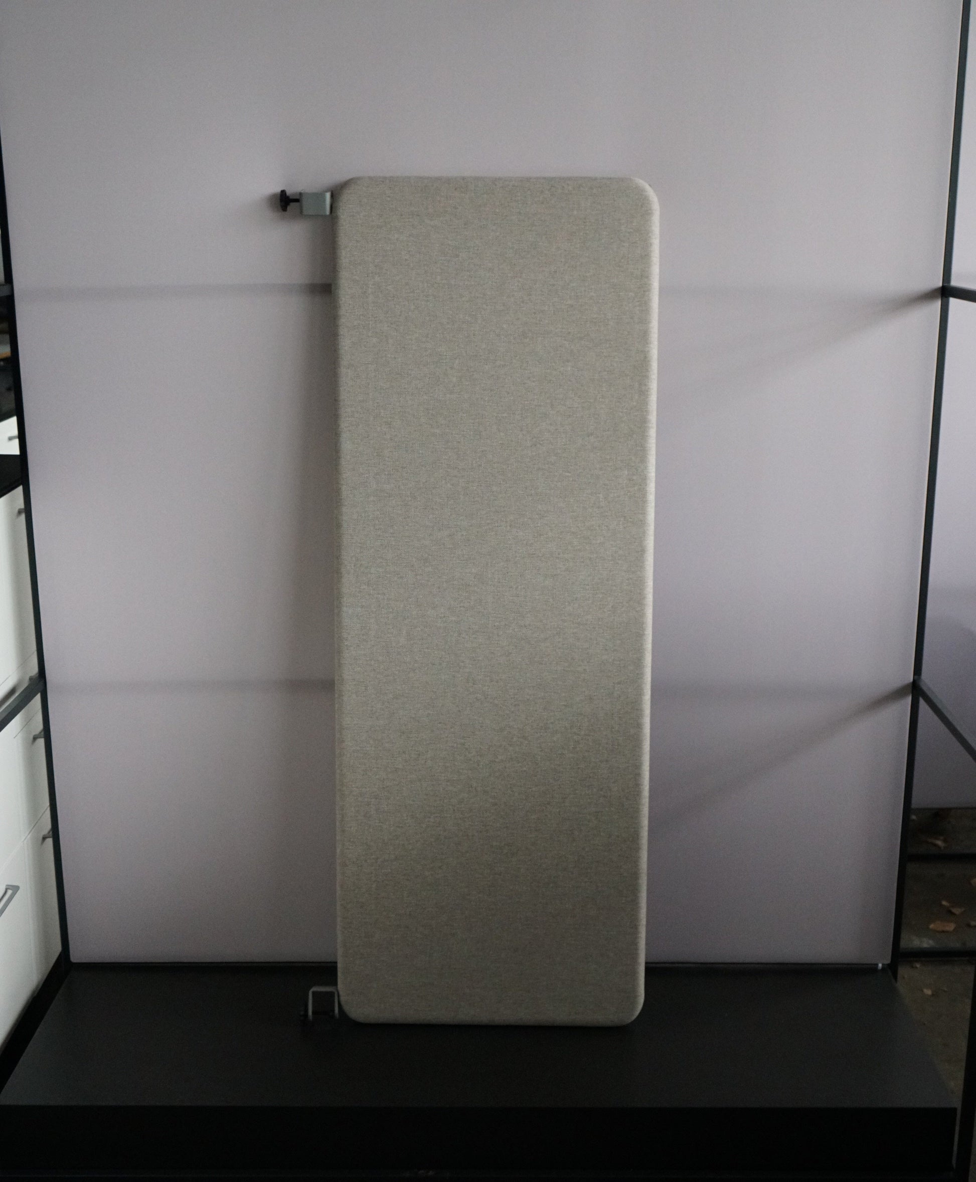 Abstracta bordskærm til skrivebord 160x60 cm i cream set forfra