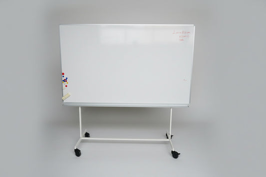 Abstracta fritstående magnetisk whiteboard på hjul set forfra
