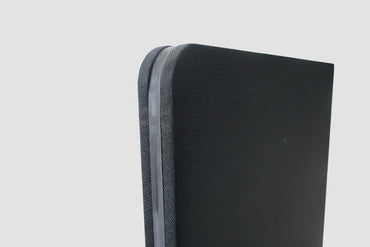 Abstracta gulvskærm sort akustik close up materiale og metalfod