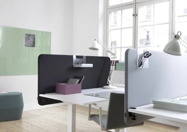 Abstracta Softline 30 bordskærm i sort i kontormiljø, der skaber støjdæmpning og privatliv.