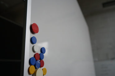 Close up af Abstracta hvidt magnetisk whiteboard med tusholder