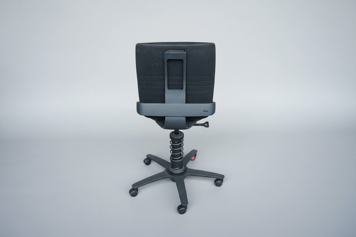 Swopper Aeris 3Dee kontorstol set bagfra med ergonomisk affjedring og sort fodkryds med bløde hjul.