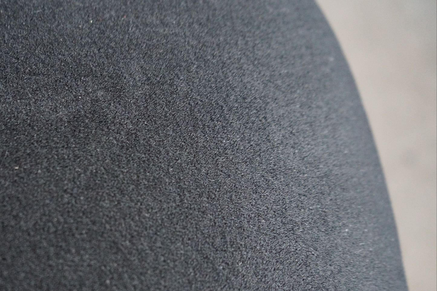 Close-up af sort Alcantara-polstring og affjedrende detaljer på Swopper Aeris 3Dee kontorstol.