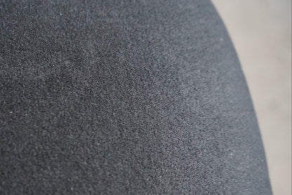 Close-up af sort Alcantara-polstring og affjedrende detaljer på Swopper Aeris 3Dee kontorstol.