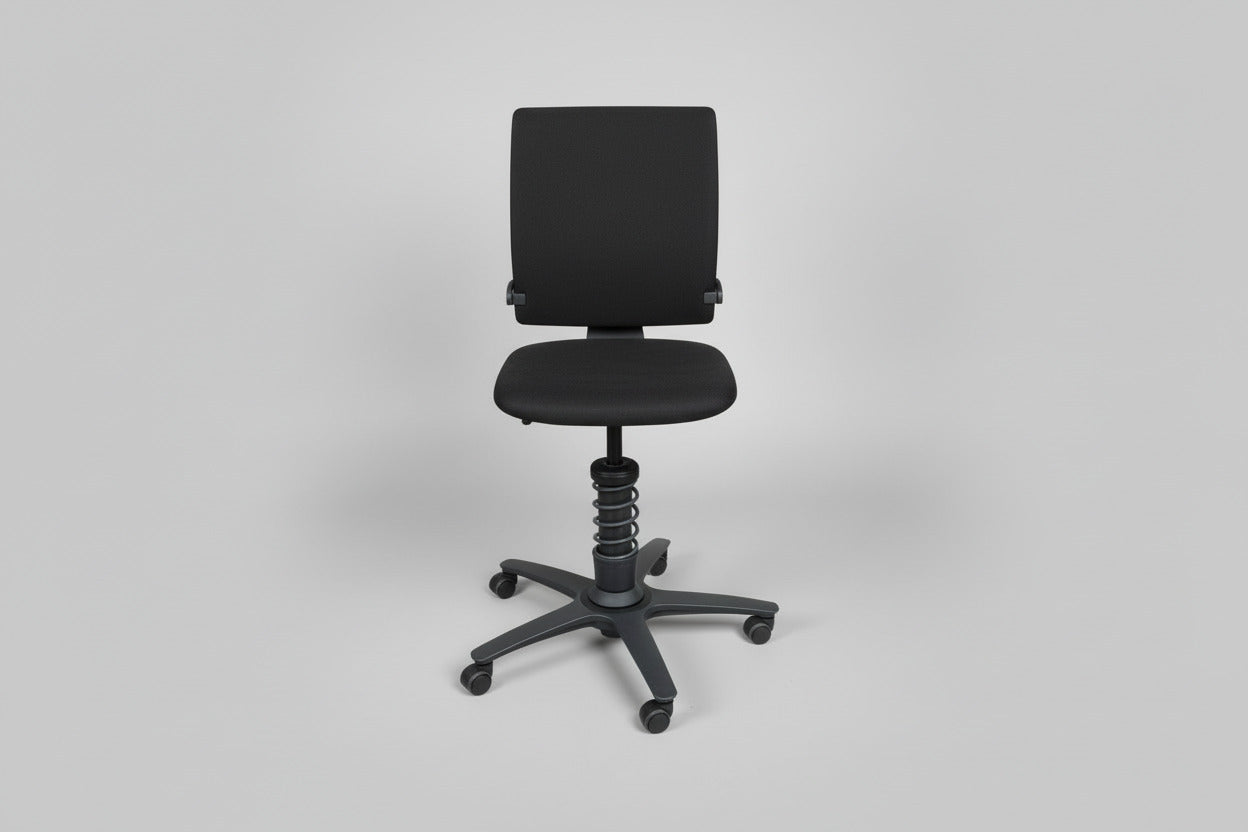 Swopper Aeris 3Dee ergonomisk kontorstol i sort Alcantara set forfra med sort fodkryds og bløde hjul.