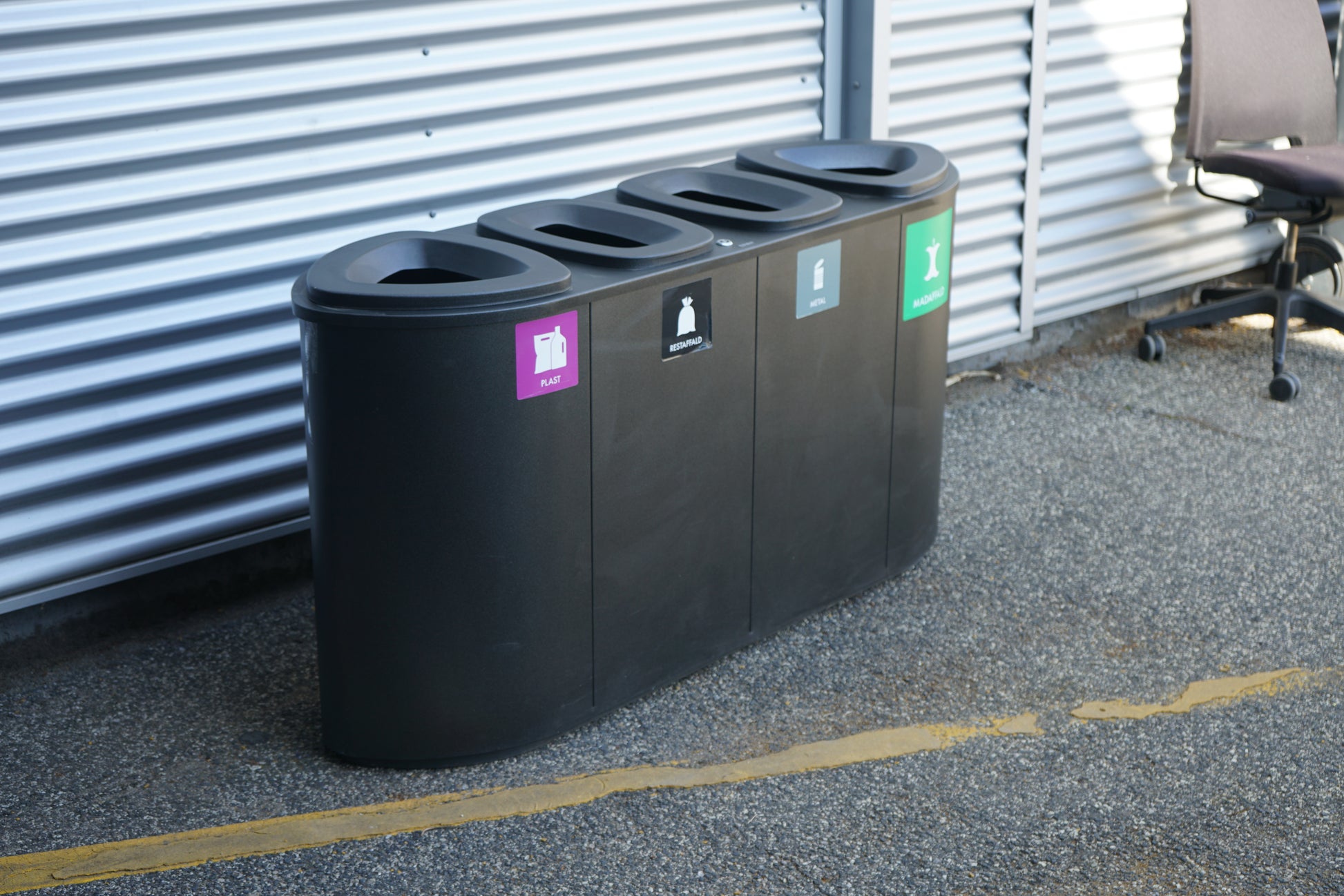 Affaldssorteringsstation med 4 rum set fra højre skrå vinkel – praktisk affaldsløsning til plast, restaffald, metal og madaffald