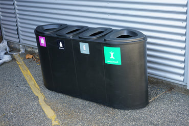 Affaldssortering med 4 rum i sort design set fra venstre skrå vinkel – sorteringsstation til plast, restaffald, metal og madaffald
