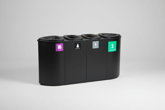 Affaldssortering med 4 rum i sort design set fra venstre skrå vinkel – sorteringsstation til plast, restaffald, metal og madaffald