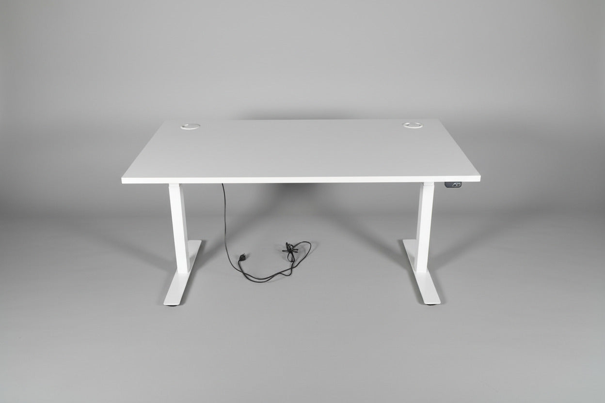 AJ Products hæve-sænkebord i hvid laminat set forfra, 140x80 cm, med praktisk kabelbakke.