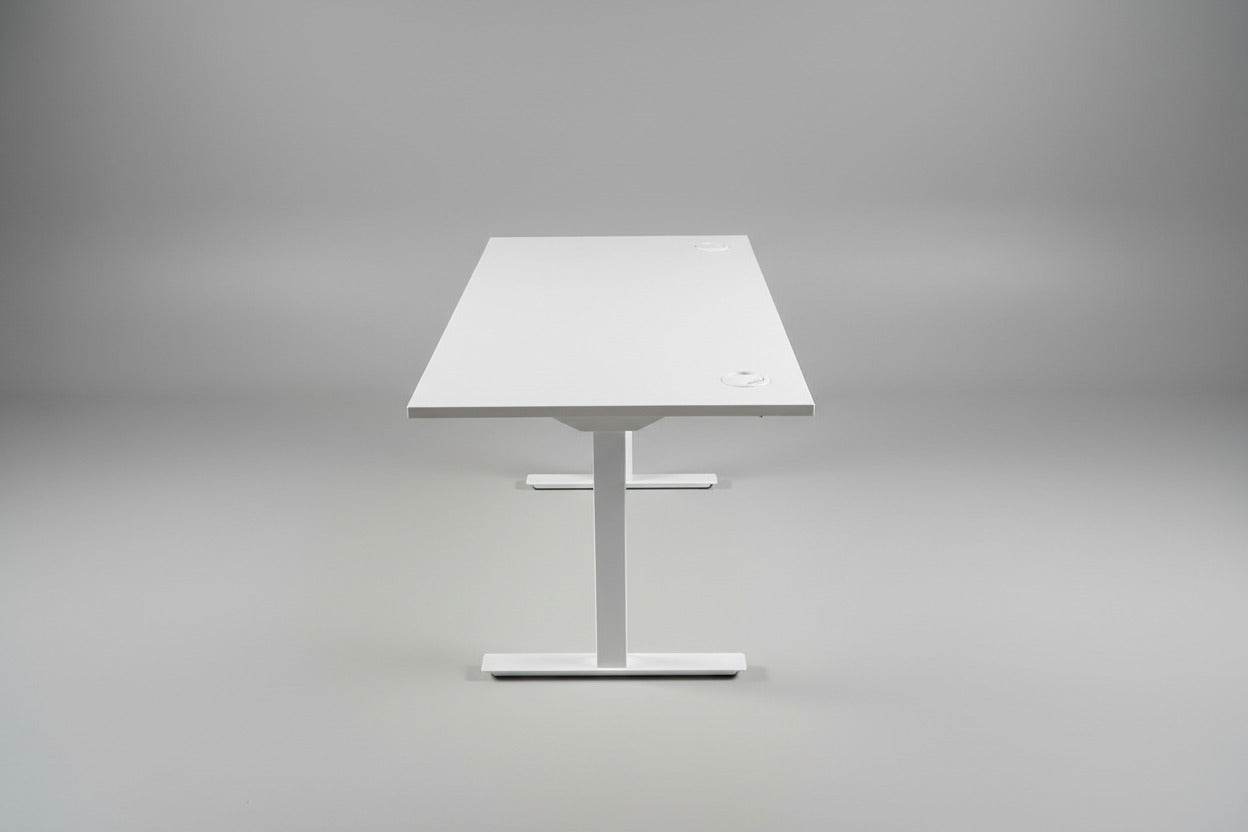 AJ Products hæve-sænkebord i hvid laminat set fra siden med robust stel og kabelbakke.