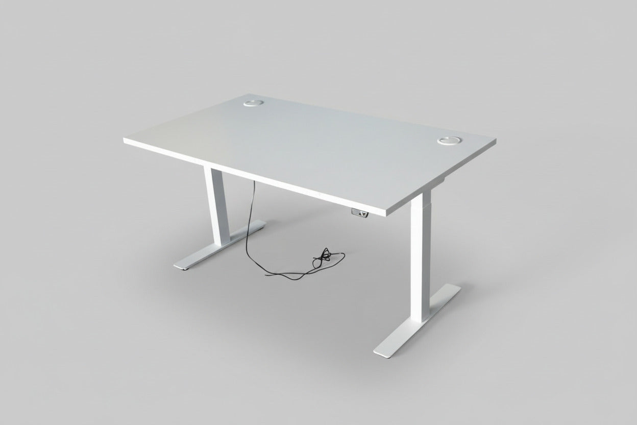 AJ Products hæve-sænkebord i hvid laminat set fra skrå vinkel med kabelbakke og stabilt stel.