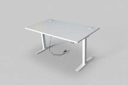 AJ Products hæve-sænkebord i hvid laminat set fra skrå vinkel med kabelbakke og stabilt stel.