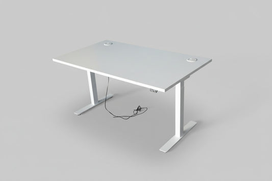 AJ Products hæve-sænkebord i hvid laminat set fra skrå vinkel med kabelbakke og stabilt stel.