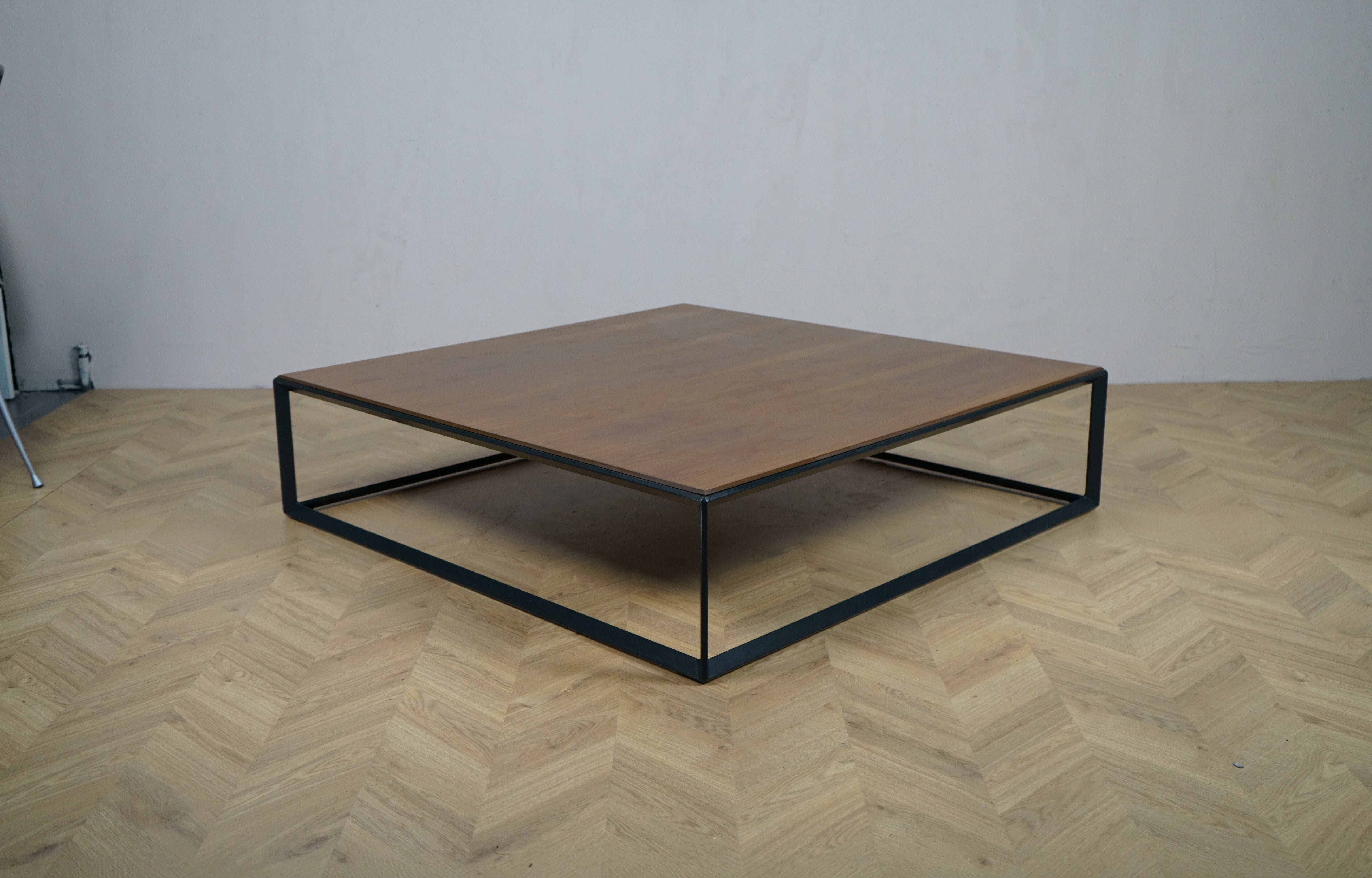 AM.PM Nolia sofabord i valnøddefiner med sort metalstel set fra skrå vinkel