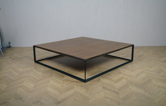 AM.PM Nolia sofabord i valnøddefiner med sort metalstel set fra skrå vinkel