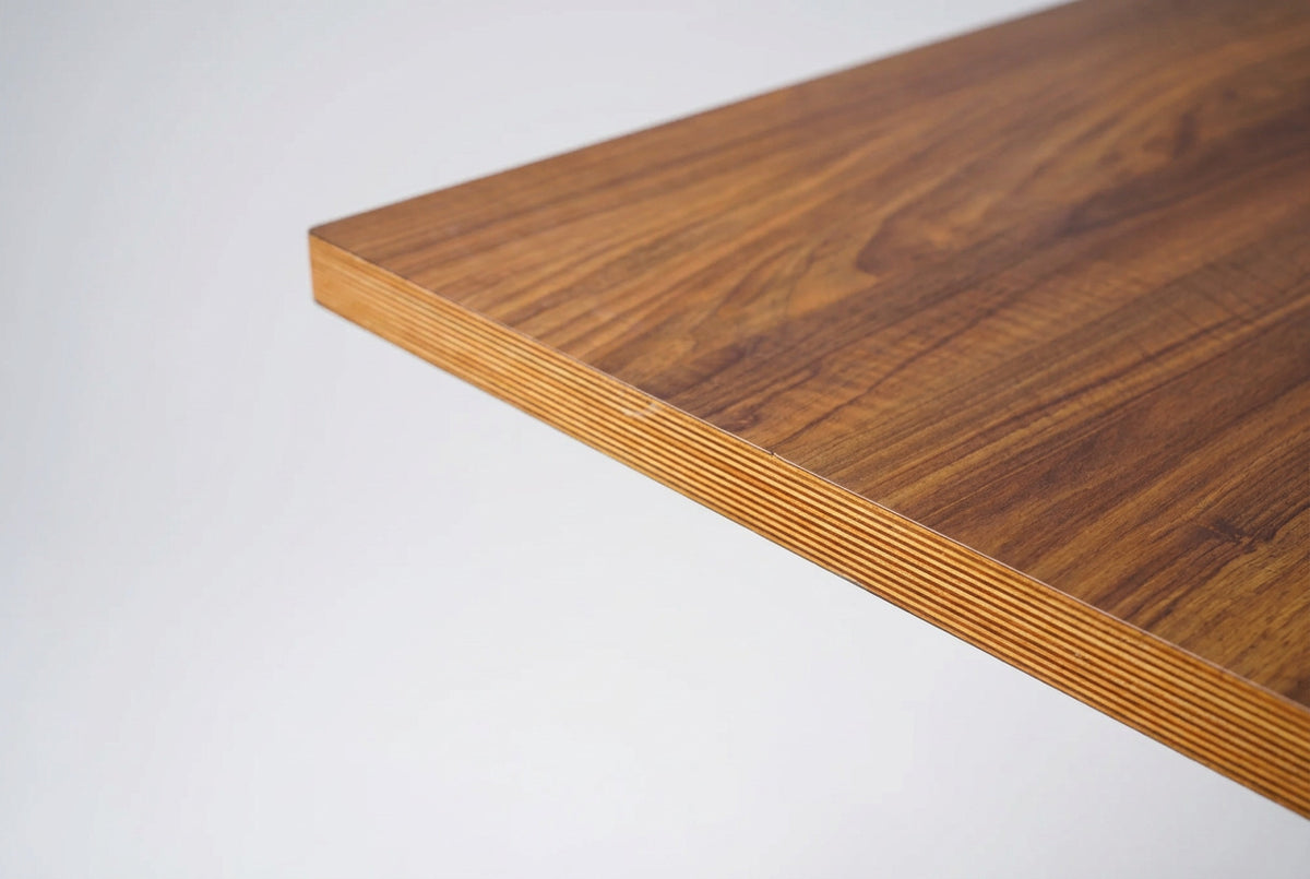 Nærbillede af Andersen Furniture konferencebord med elegant bordplade i valnød og skandinavisk design.