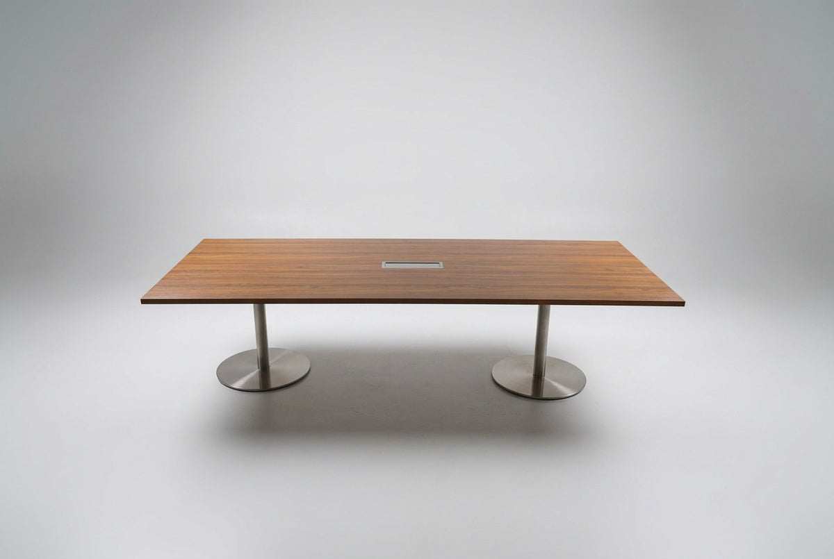 Andersen Furniture mødebord i valnød med to krom søjleben, 295 x 120 cm, set forfra.