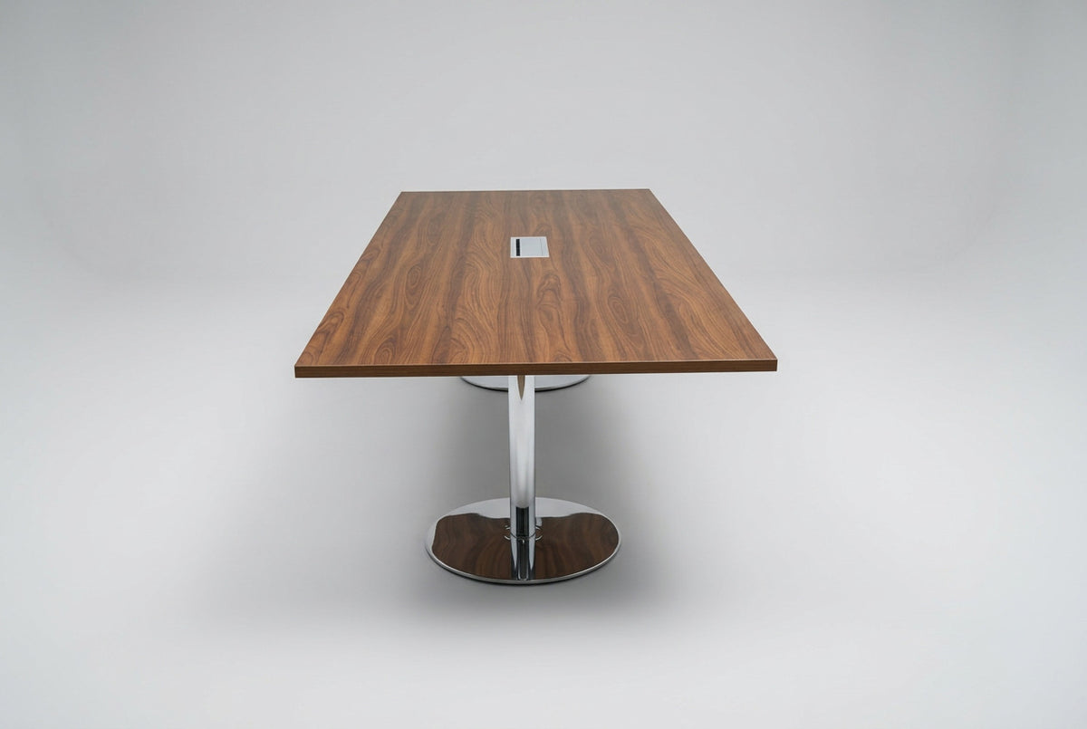 Andersen Furniture mødebord med valnødsbordplade og krom søjleben set fra siden, 295 cm bredt.
