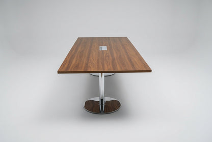 Andersen Furniture mødebord med valnødsbordplade og krom søjleben set fra siden, 295 cm bredt.