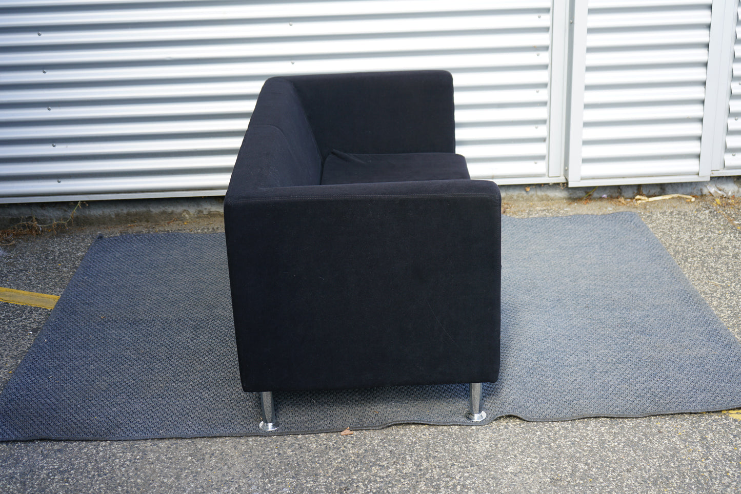 Antares 2-personers sofa 145x65 cm i mørkeblå stof set fra siden med moderne forkromede ben