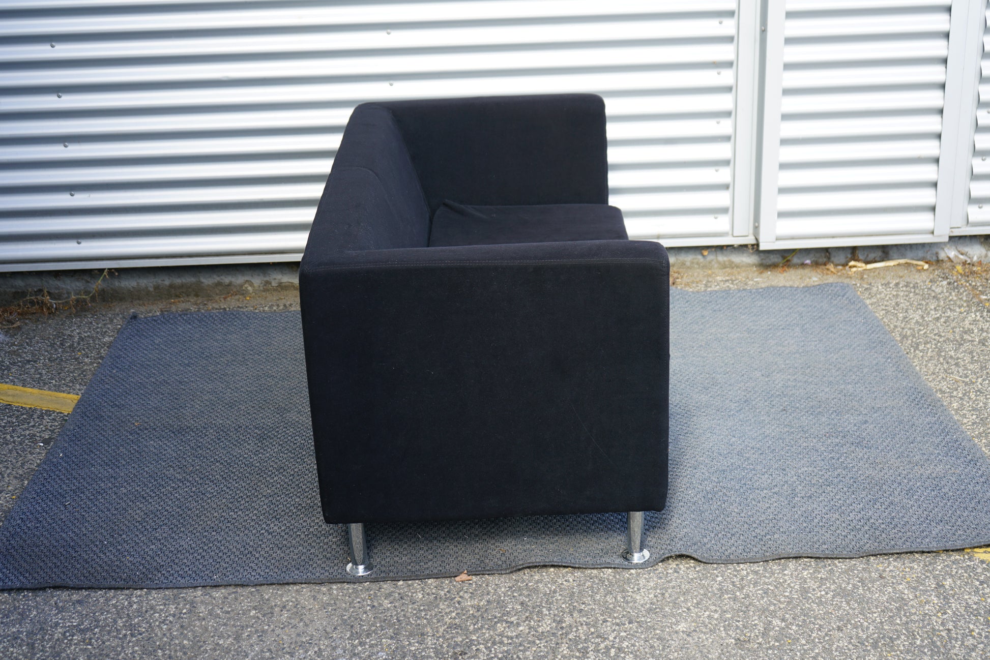 Antares 2-personers sofa 145x65 cm i mørkeblå stof set fra siden med moderne forkromede ben
