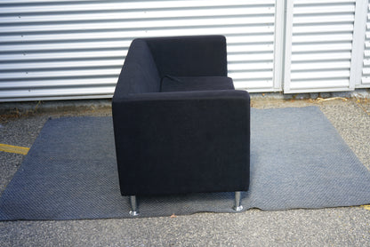 Antares 2-personers sofa 145x65 cm i mørkeblå stof set fra siden med moderne forkromede ben