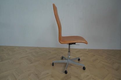 Arne Jacobsen Oxford kontorstol i cognac læder med tilt og hjul – elegant sideprofil fra Fritz Hansen