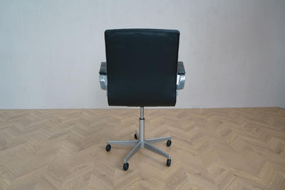 Oxford kontorstol i sort læder set bagfra – elegant ryg og hjul, designet af Arne Jacobsen